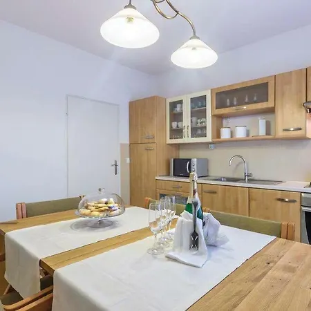 Apartment Apartman Eta *